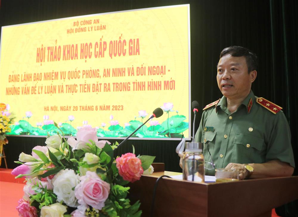 Trung tướng Phan Xuân Tuy phát biểu tổng kết Hội thảo.