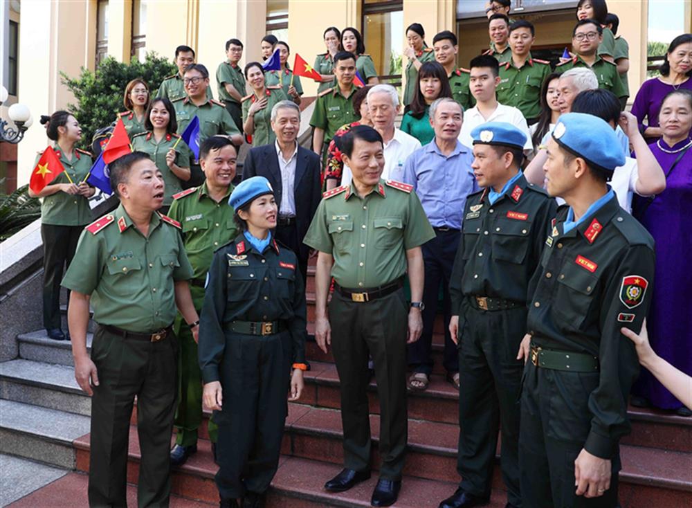 Thứ trưởng Lương Tam Quang động viên, căn dặn các sĩ quan tại buổigặp mặt các sĩ quan Công an chuẩn bị lên đường thực hiện nhiệm vụ gìn giữ hòa bình Liên hợp quốc trước khi lên đường làm nhiệm vụ