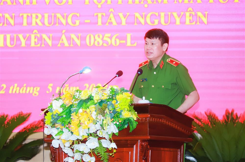 Thiếu tướng Nguyễn Văn Viện trình bày báo cáo tại Hội nghị.