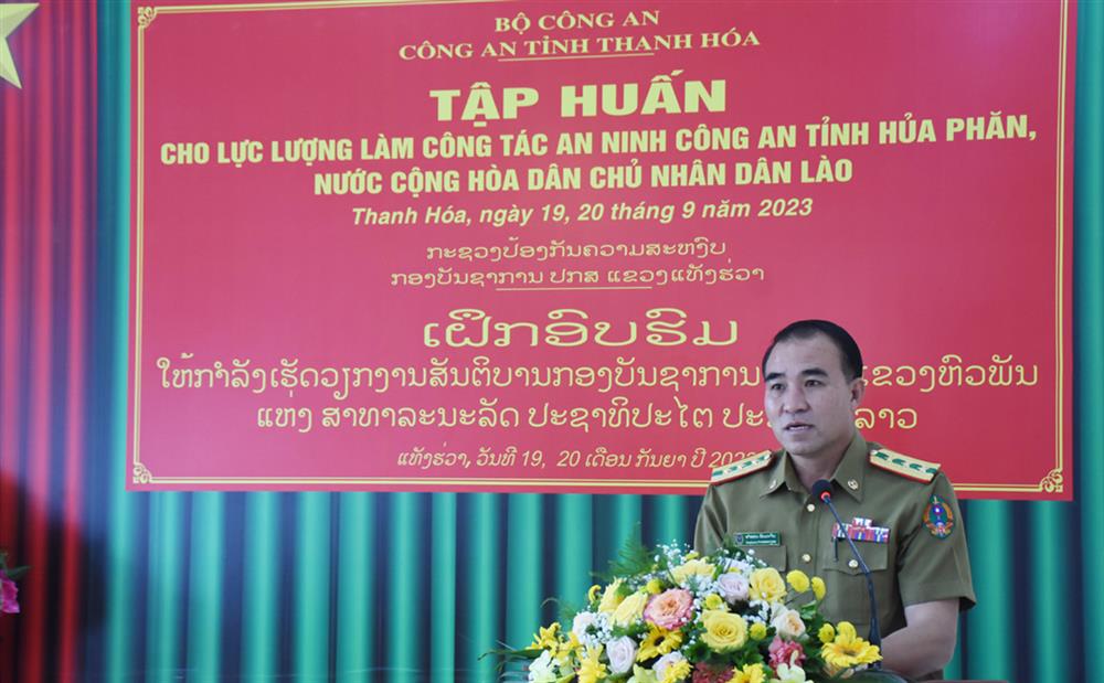 Đại tá Ăm Phon Phăm Mạ Chăm phát biểu tại Lớp tập huấn.