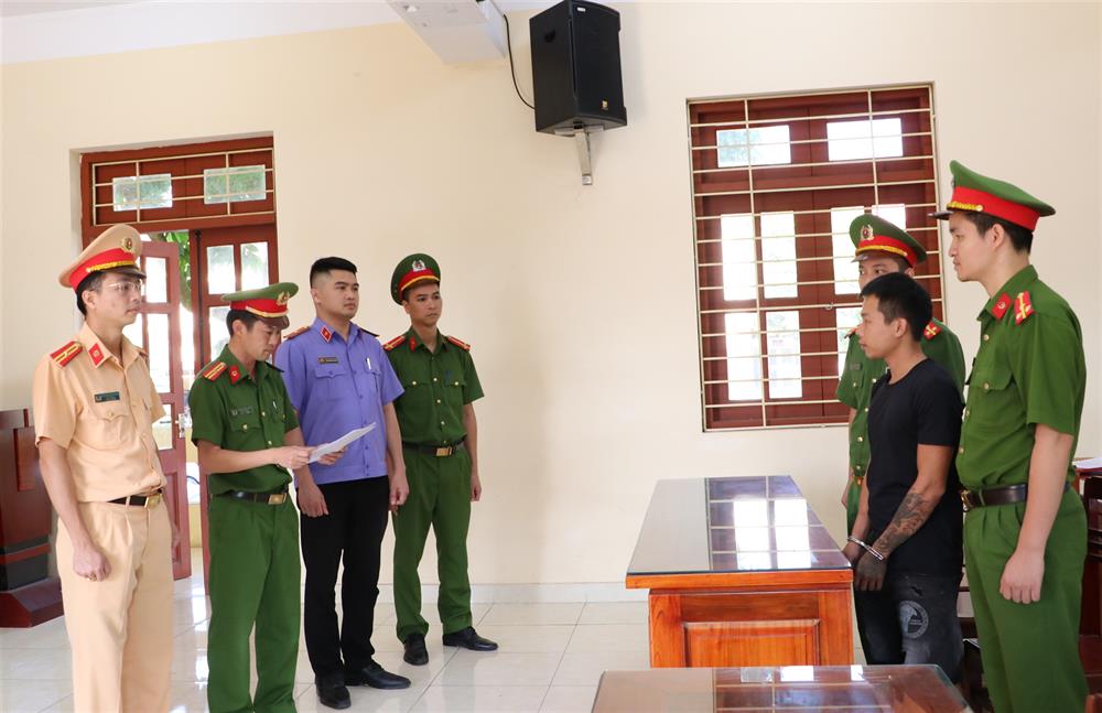 Cơ quan Công an đọc Quyết định khởi tố đối tượng Phạm Quang Ngôi.
