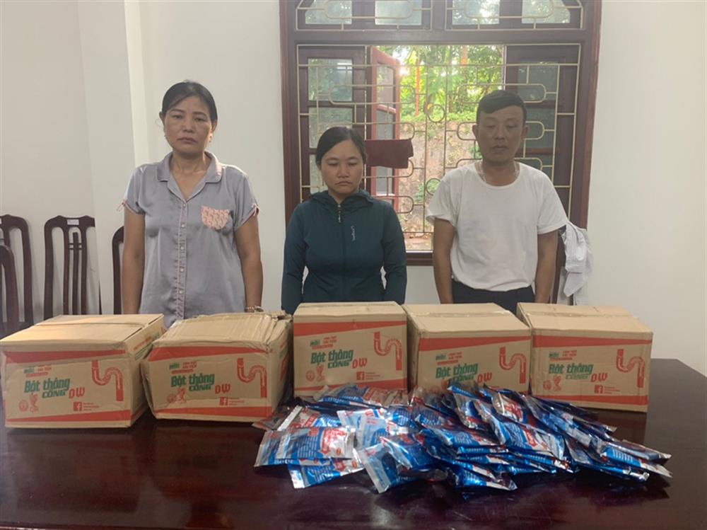 Các đối tượng Lê Thị Ngoan, Lê Thị Luận, Lê Văn Nguyên (từ trái sang phải) và tang vật bị cơ quan Công an bắt giữ.