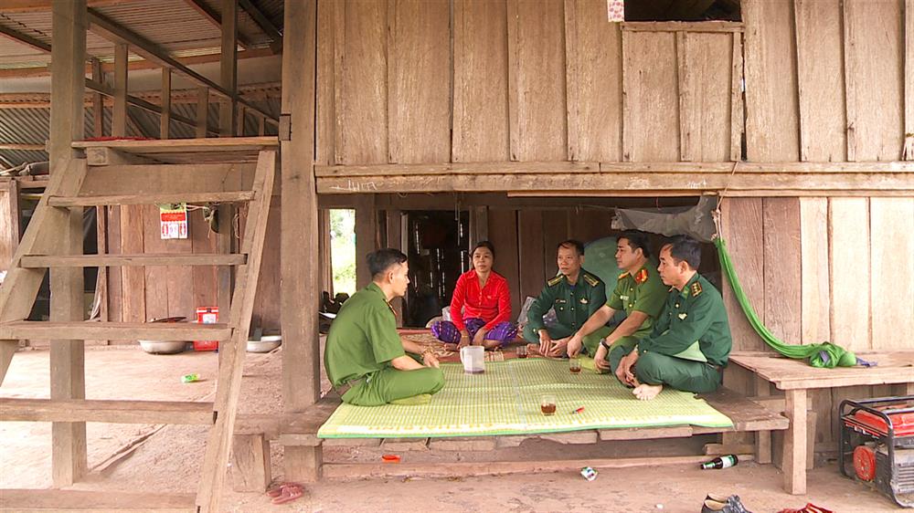 Lực lượng Công an xã và Bộ đội biên phòng gặp gỡ, tiếp xúc với bà con dân bản trên tuyến biên giới ở bản Ploang để tuyên truyền, vận động nhân dân tích cực tham gia phòng chống tội phạm ma túy.