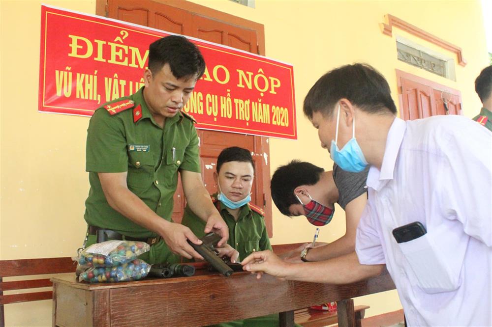 Phong trào người dân tự giác giao nộp vũ khí và vật liệu nổ đã góp phần quan trọng vào công tác đảm bảo ANTT.