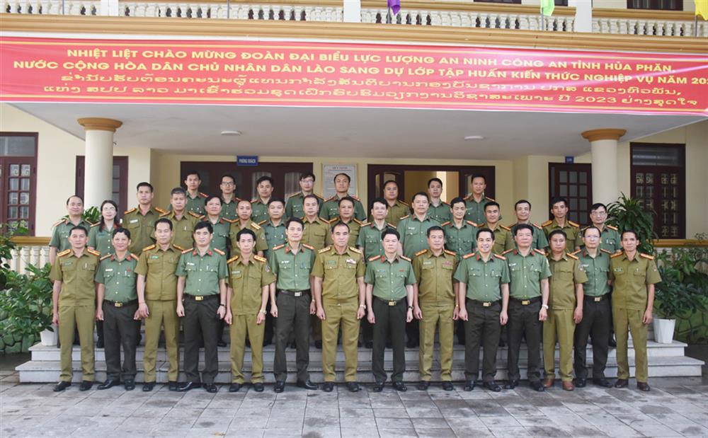 Đại biểu tham dự lớp tập huấn chụp ảnh lưu niệm.