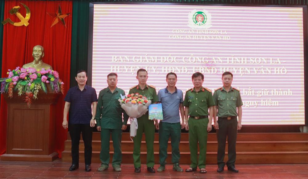 Ban giám đốc, Huyện ủy Vân Hồ khen thưởng Ban Chuyên án và các lực lượng tham gia bắt giữ thành công đối tượng truy nã đặc biệt nguy hiểm Giàng A Đua.