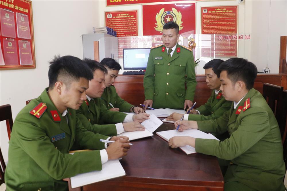 Công an xã Ngọc Lâm họp bàn để triển khai các phương án bảo đảm ANTT trên địa bàn.