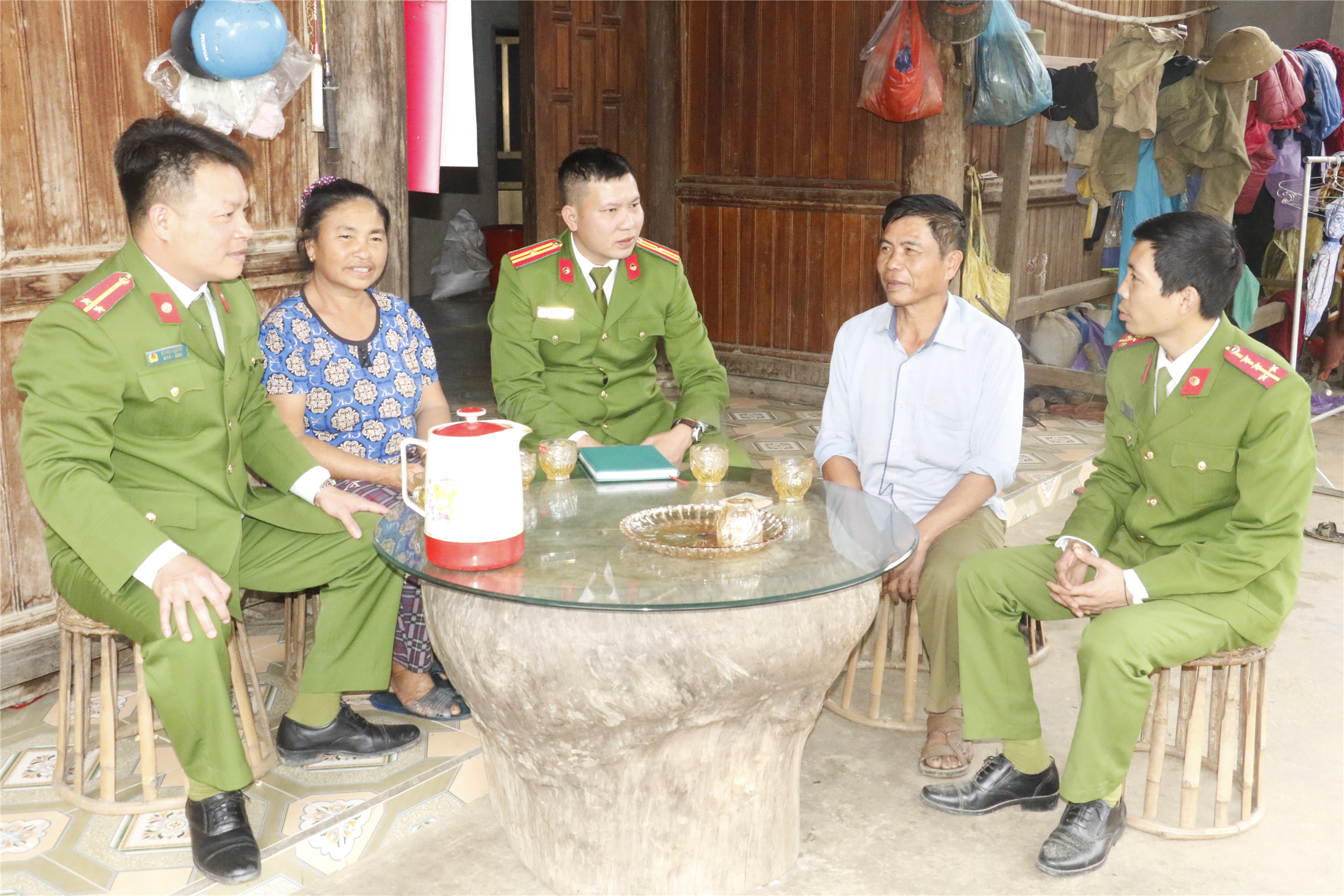 Cán bộ, chiến sĩ CBCS Công an xã thường xuyên bám dân, bám bản để kịp thời nắm tâm tư, nguyện vọng của bà con dân bản.