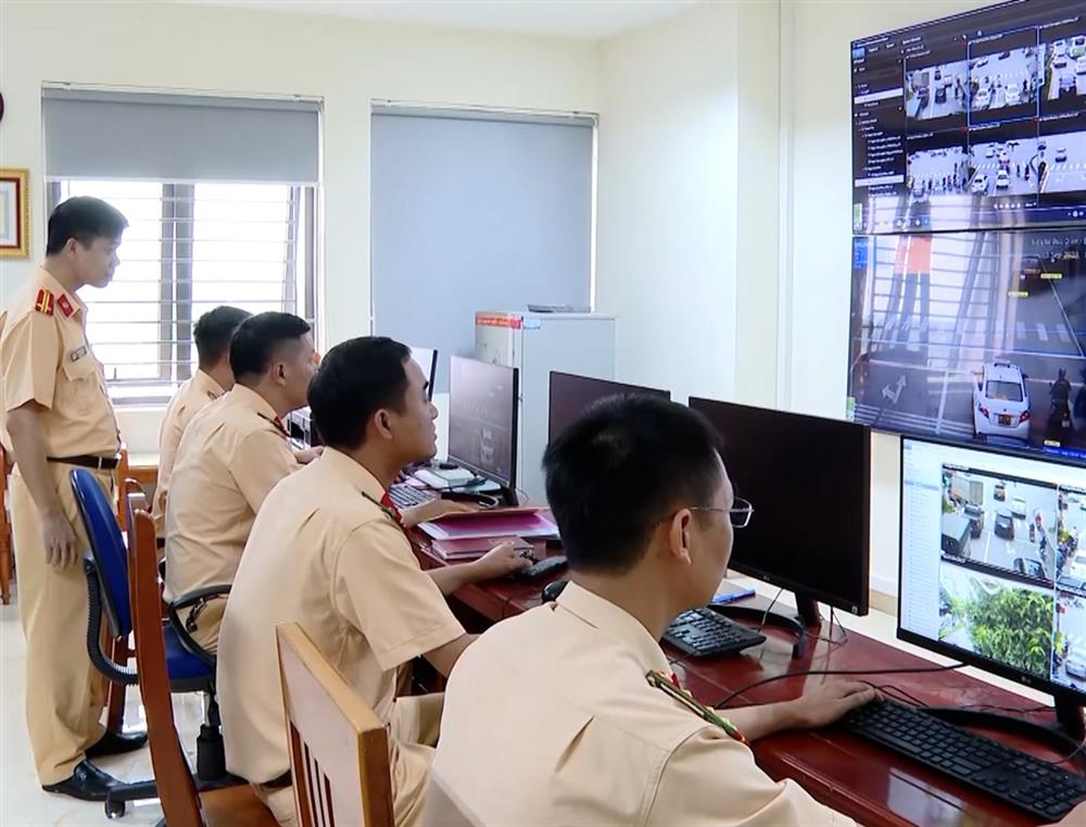 Trạm CSGT Quảng Xương sử dụng trang thiết bị ghi hình để phát hiện, xử “phạt nguội”  đối với các trường hợp vi phạm.