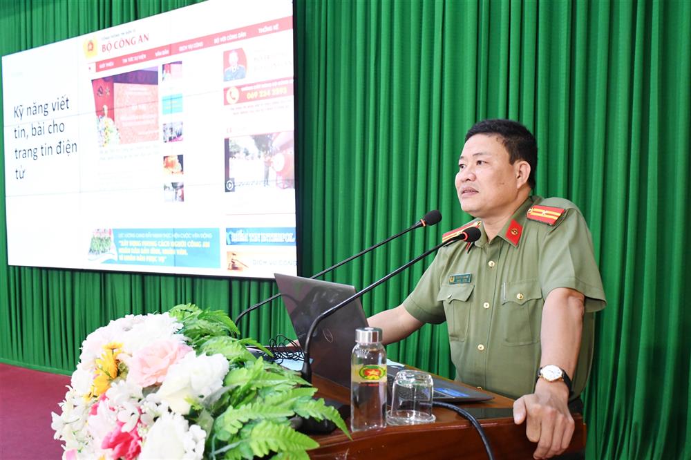 Thiếu tá Nguyễn Văn Đức, Trưởng Văn phòng đại diện Báo Công an nhân dân khu vực Đồng bằng sông Cửu Long truyền đạt kỹ năng viết tin, bài báo chí