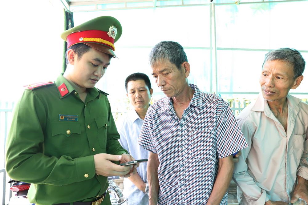 Công an huyện Vũ Quang hướng dẫn sử dụng các loại giấy tờ trên VNEID.