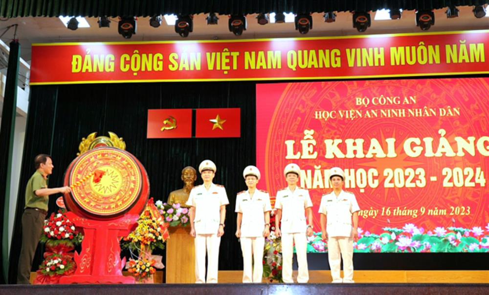 Thứ trưởng Lương Tam Quang phát biểu chỉ đạo và đánh trống khai giảng năm học mới của Học viện ANND.