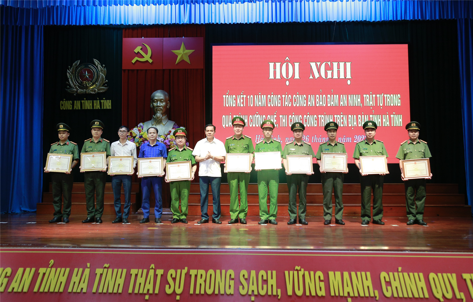 Đồng chí Võ Trọng Hải, chủ tịch UBND tỉnh trao Bằng khen của UBND tỉnh tặng các tập thể và cá nhân có thành tích xuất sắc.