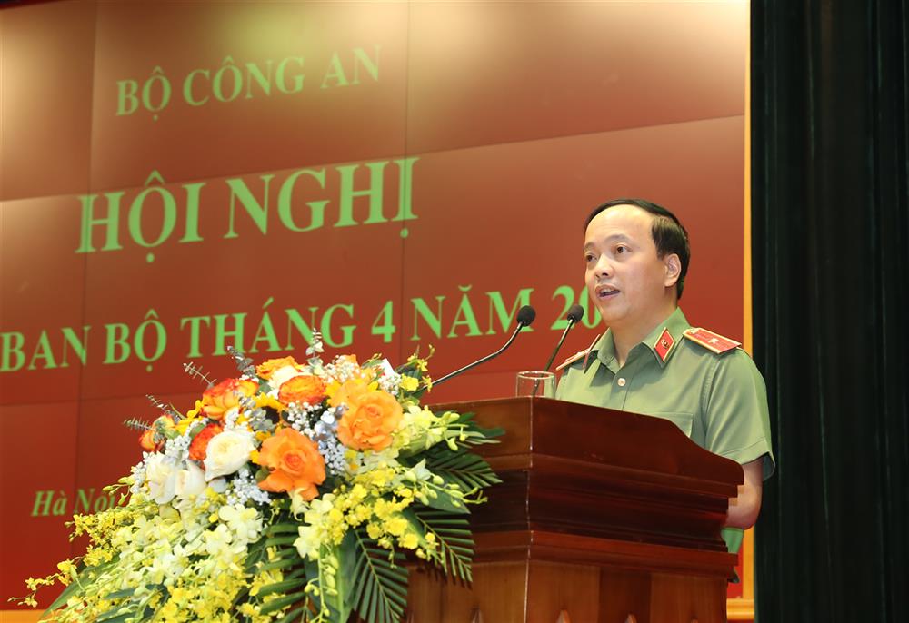 Thiếu tướng Đặng Hồng Đức, Chánh Văn phòng Bộ Công an trình bày báo cáo tại Hội nghị.