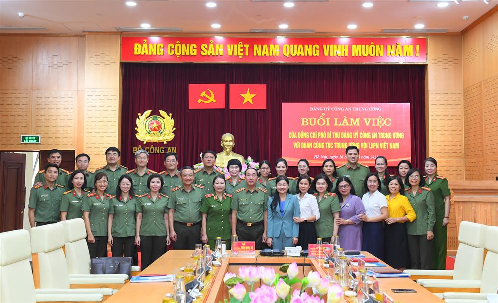 Các đại biểu dự buổi làm việc.