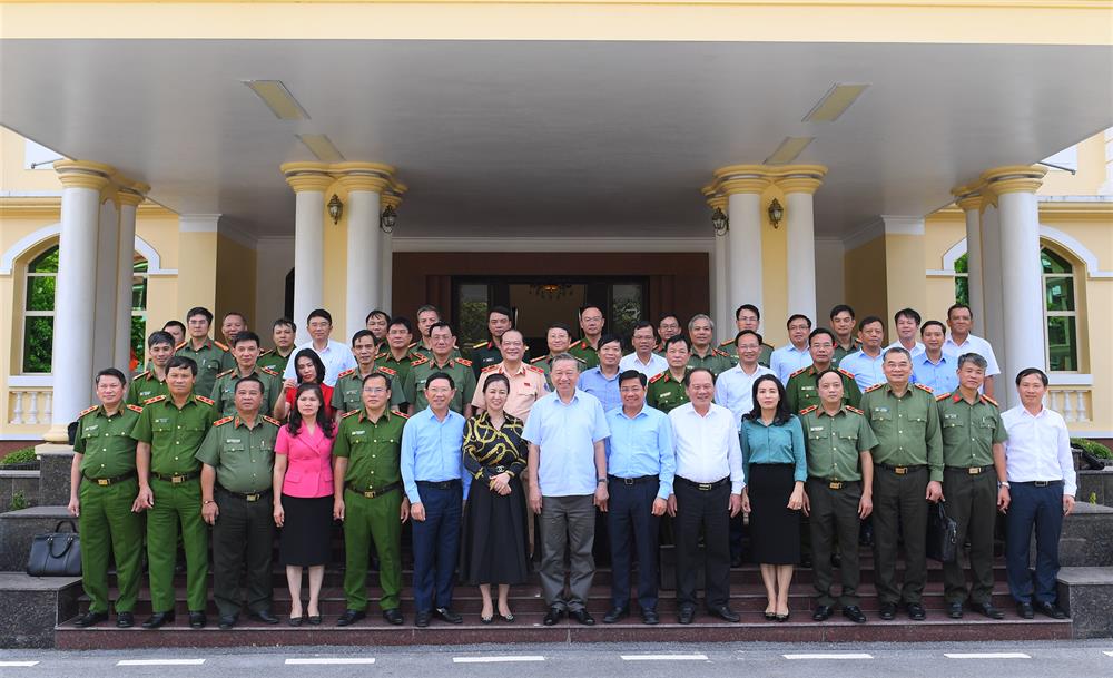 Các đại biểu tham dự buổi làm việc.