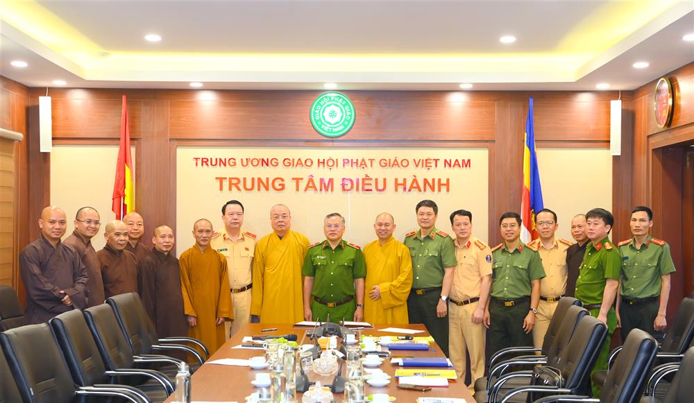 Các đại biểu chụp ảnh lưu niệm.