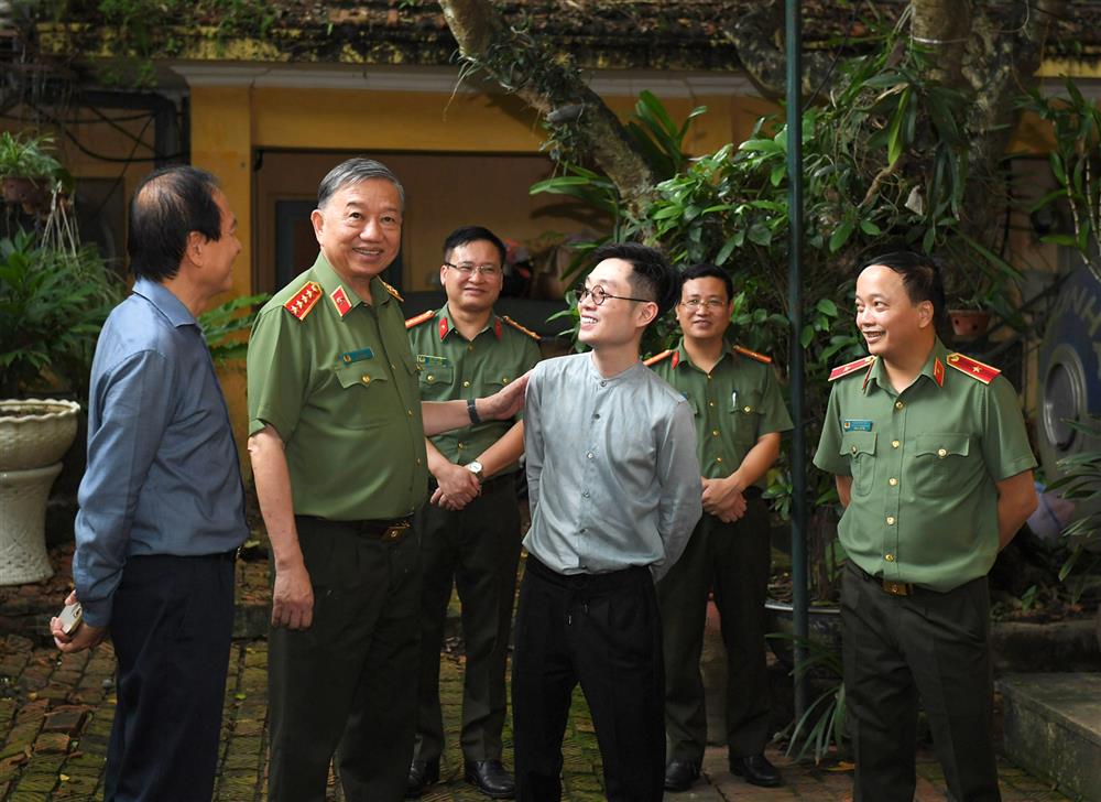 Bộ trưởng Tô Lâm thăm hỏi gia đình Đại tướng Võ Nguyên Giáp.