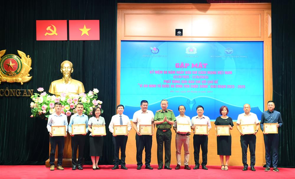 Bộ trưởng Tô Lâm trao Kỷ niệm chương 'Bảo vệ an ninh Tổ quốc' tặng các lãnh đạo cơ quan báo chí Trung ương có nhiều thành tích trong tuyên truyền bảo vệ an ninh, trật tự.