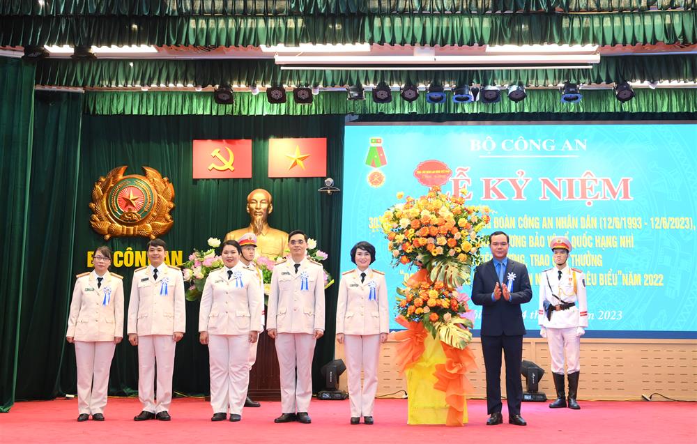Đồng chí Nguyễn Đình Khang tặng hoa chúc mừng Công đoàn CAND.