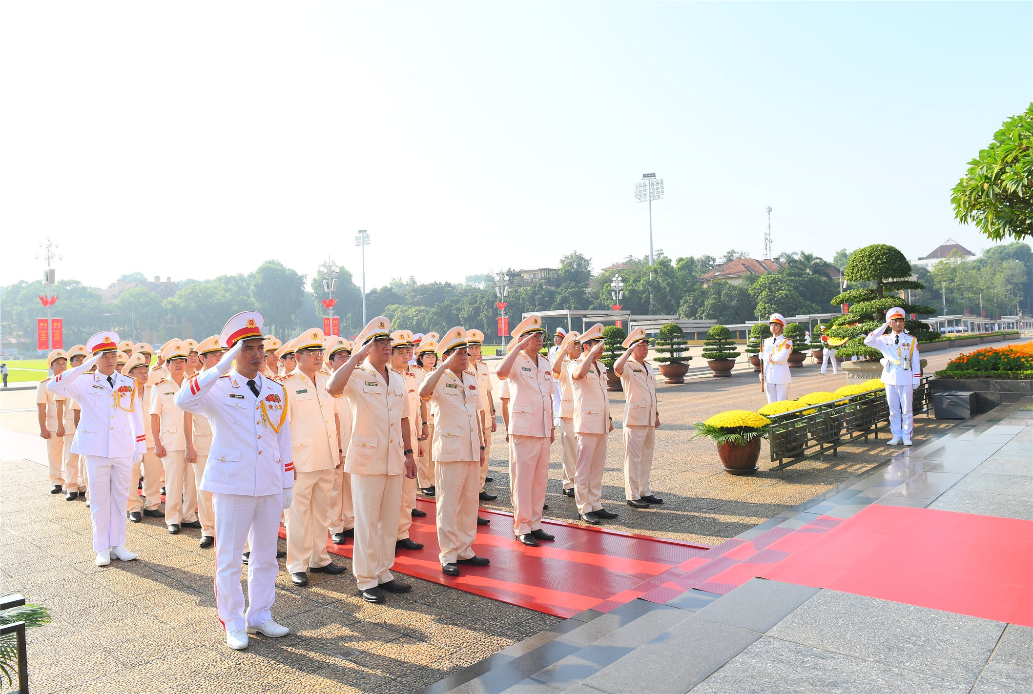 Đoàn đại biểu Đảng ủy Công an Trung ương, Bộ Công an đã đặt vòng hoa, vào Lăng viếng Chủ tịch Hồ Chí Minh.