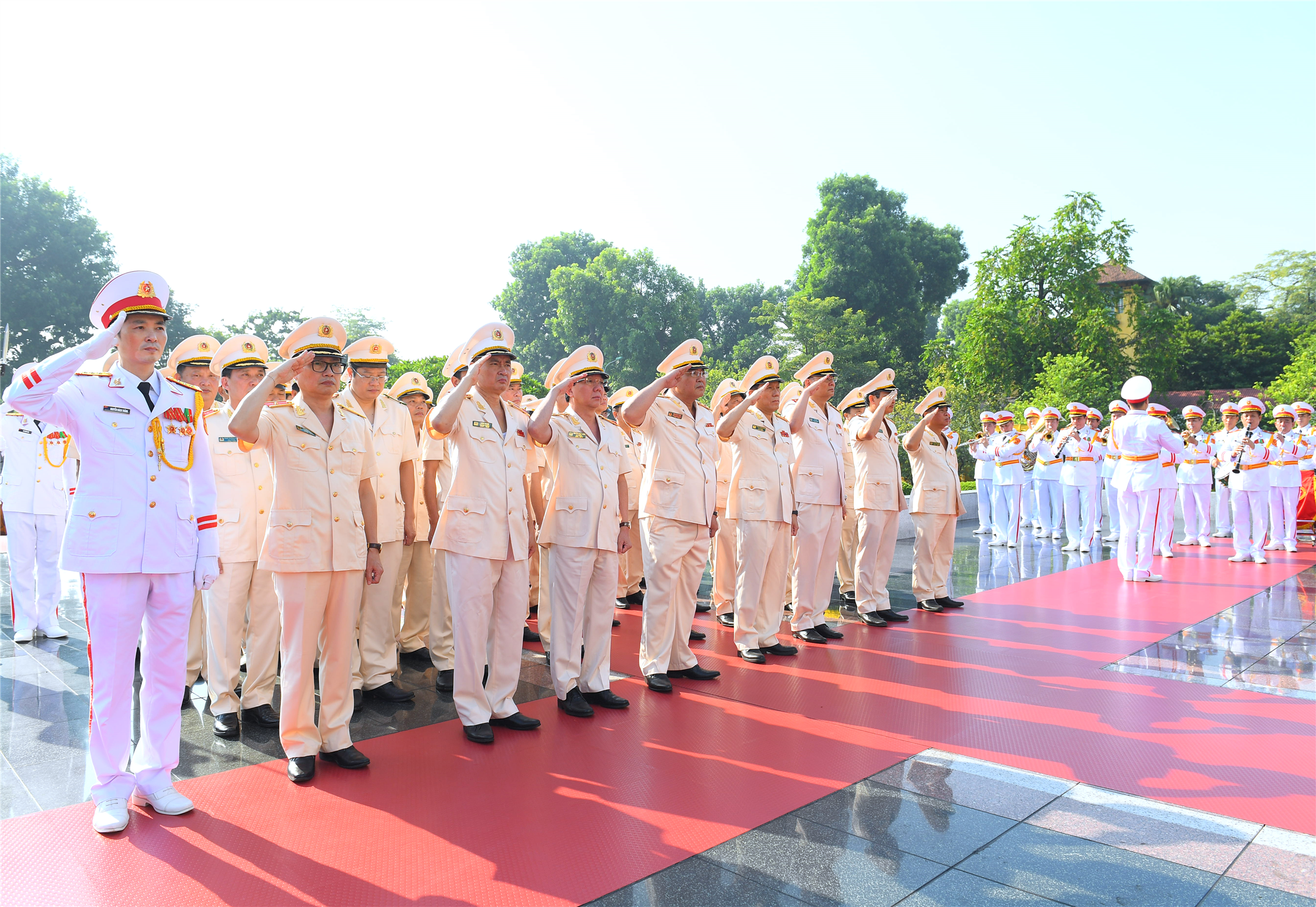 Đoàn đại biểu Đảng ủy Công an Trung ương, Bộ Công an đặt vòng hoa tưởng niệm các Anh hùng liệt sỹ tại Đài tưởng niệm các Anh hùng liệt sỹ.