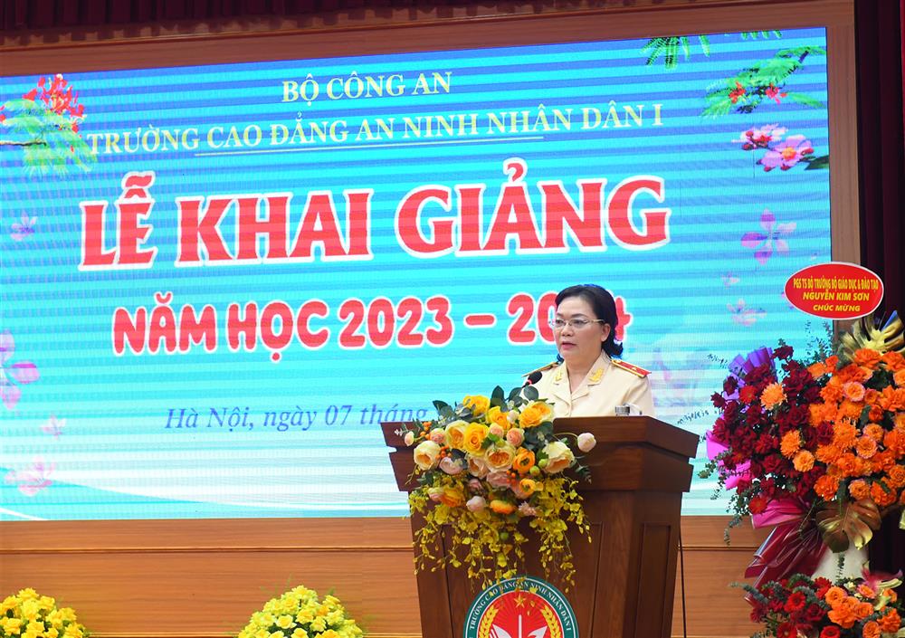 Thiếu tướng, PGS.TS Đinh Ngọc Hoa trình bày diễn văn khai giảng.