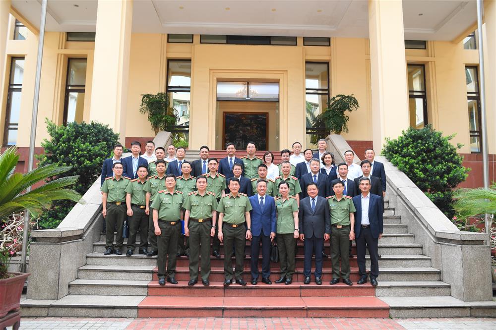 Các đại biểu chụp ảnh lưu niệm.