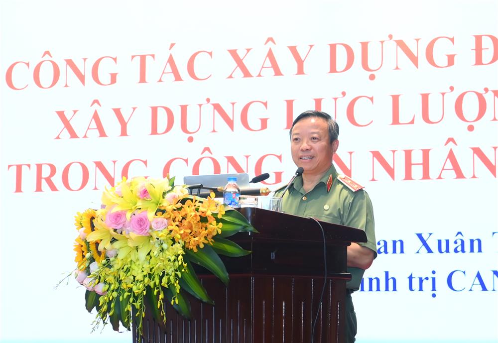 Trung tướng, PGS.TS Phan Xuân Tuy giảng bài ngay sau Lễ khai giảng.