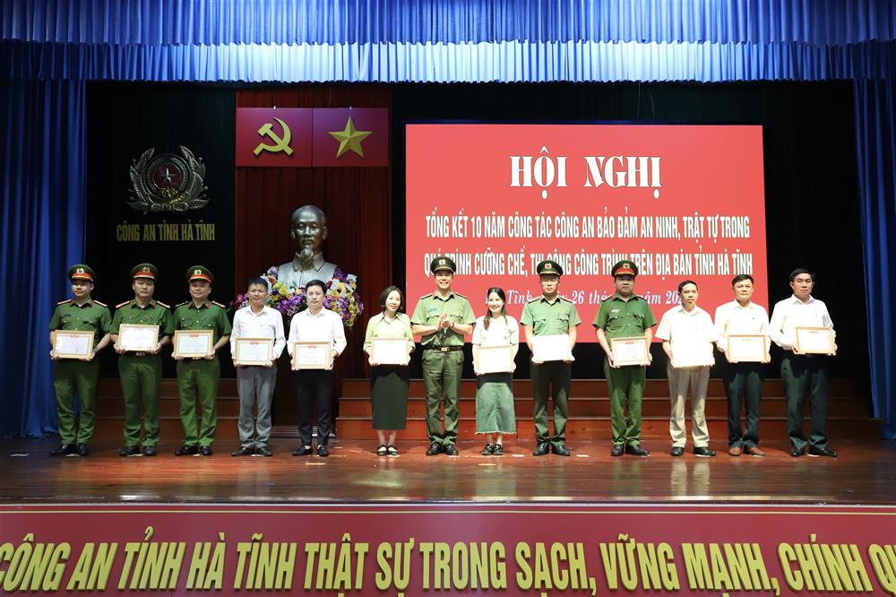 Đại tá Nguyễn Hồng Phong, Giám đốc Công an tỉnh trao Giấy khen của Công an tỉnh tặng các tập thể và cá nhân có thành tích xuất sắc.