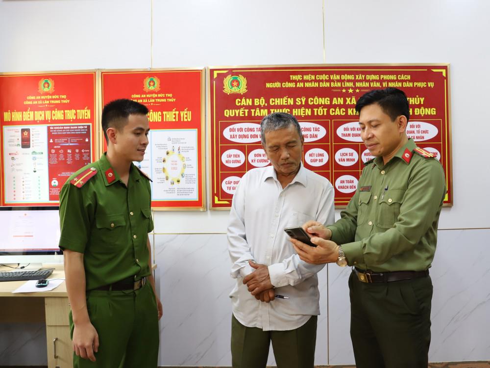 Công an huyện Đức Thọ hướng dẫn người dân sử dụng các loại giấy tờ trên VNeID.