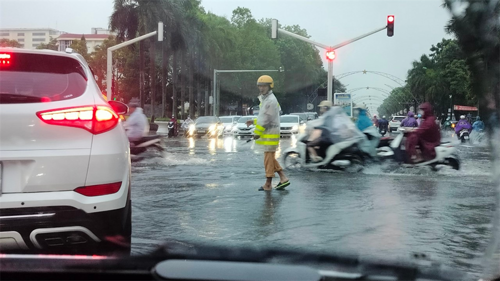 Lực lượng Cảnh sát giao thông có mặt tại các ngã 3, ngã 4 hướng dẫn, phân luồng giao thông tại địa bàn Thành phố Thanh Hoá.