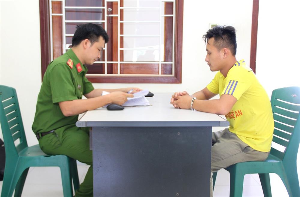 Công an thị xã Hoàng Mai làm việc với đối tượng Lô Văn Tuấn.