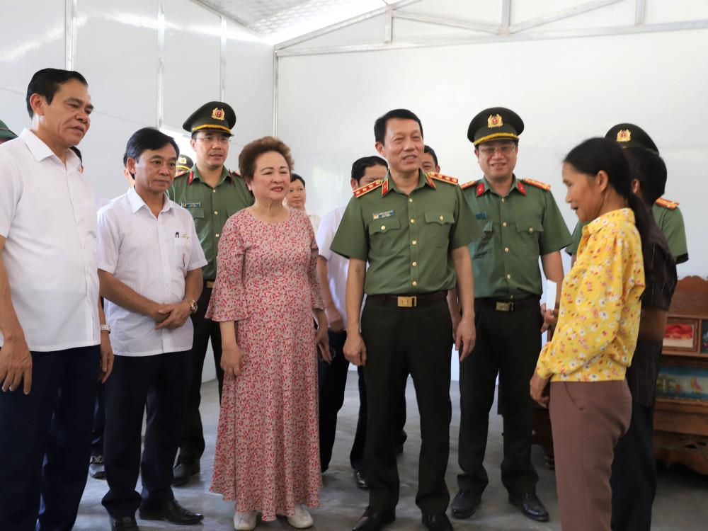 Thay mặt Đảng ủy Công an Trung ương, lãnh đạo Bộ Công an, Thứ trưởng Lương Tam Quang gửi lời cảm ơn sự đồng lòng, giúp sức của các nhà hảo tâm, nhà tài trợ chúc mừng các hộ gia đình được hỗ trợ nhà ở trong dịp này, Thứ trưởng Lương Tam Quang mong muốn với ngôi nhà mới, bà con Nhân dân yên tâm lao động, sản xuất, vươn lên trong cuộc sống.