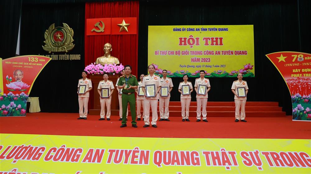 Ban Tổ chức trao giải đến các thi sinh tham gia Hội thi.