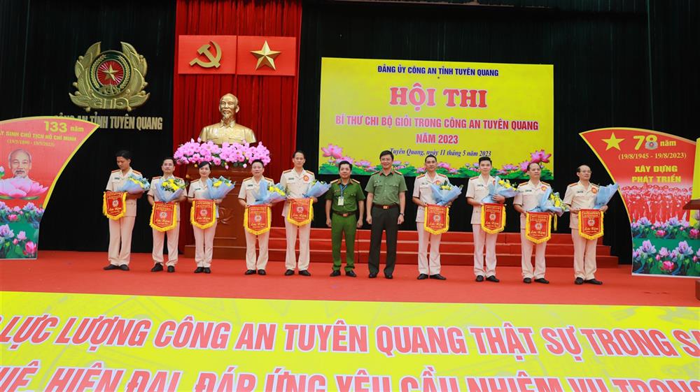Ban Tổ chức trao hoa và cờ lưu niệm tặng các thí sinh tham gia Hội thi.