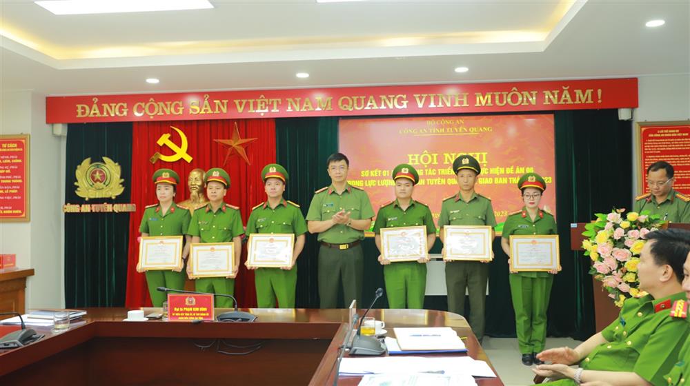 Đại tá Phạm Kim Đĩnh trao Giấy khen tặng các cá nhân có thành tích xuất sắc.