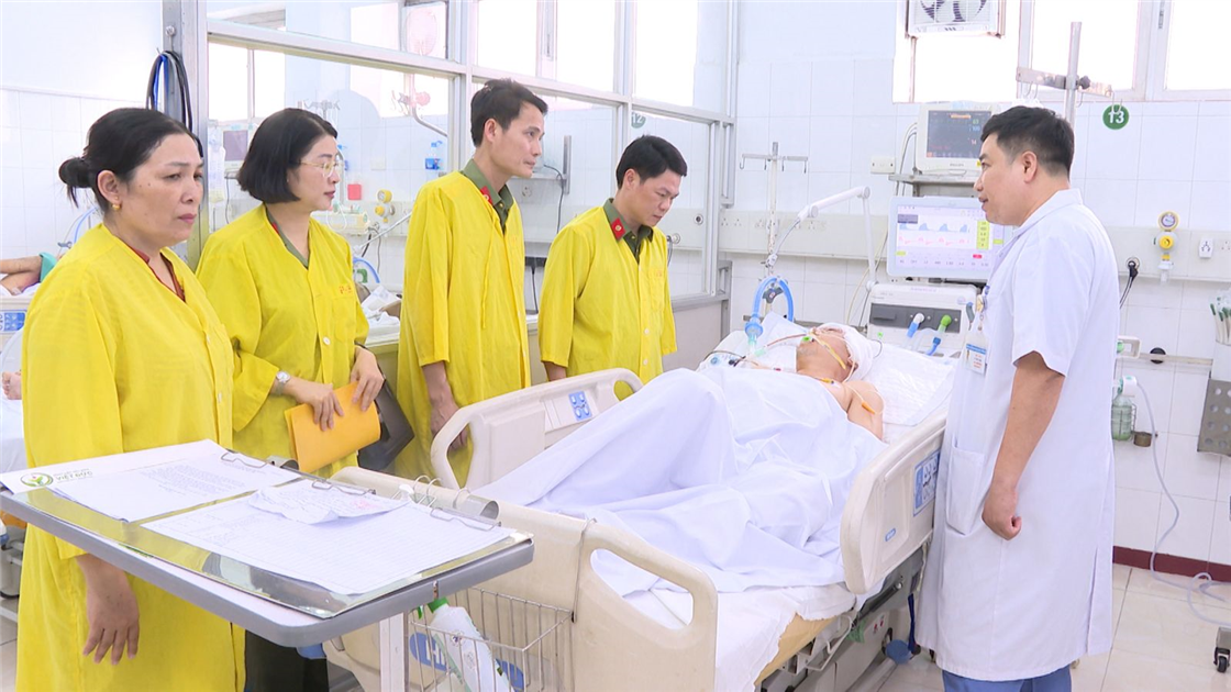 Đại tá Nguyễn Hữu Mạnh, Phó Giám đốc Công an tỉnh thăm hỏi sức khỏe đồng chí Trung úy Phan Tiến Dũng.