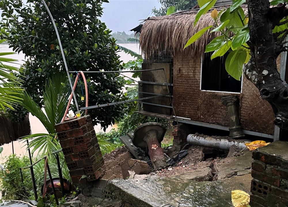 Mưa lớn, nước sông dâng cao gây sạt lở một số điểm dọc bờ sông Hương qua địa bàn TP Huế.