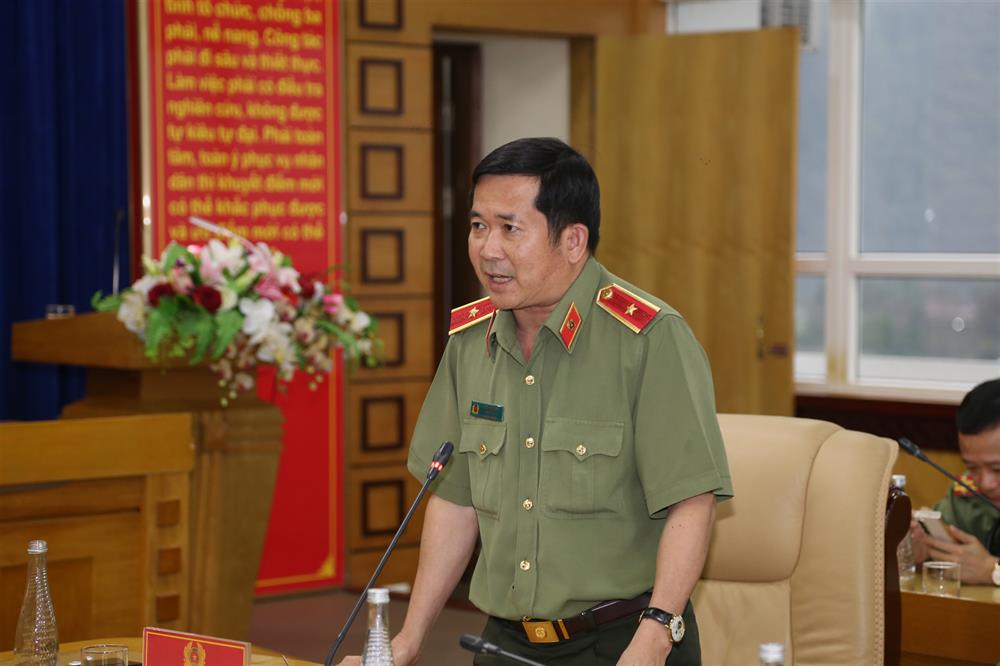 Thiếu tướng Đinh Văn Nơi, Giám đốc Công an tỉnh phát biểu tại buổi làm việc.