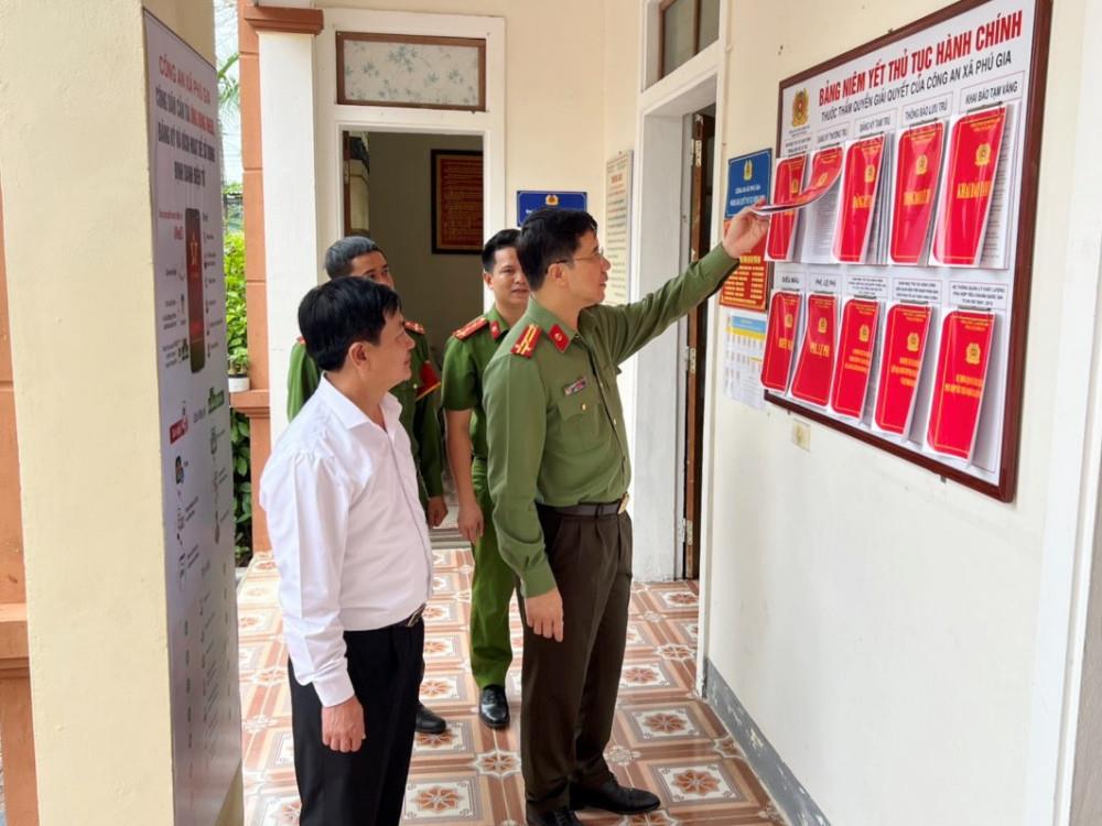 Thượng tá Nguyễn Hồng Phong, Giám đốc Công an tỉnh Hà Tĩnh kiểm tra, động viên cán bộ, chiến sỹ Công an xã Phú Gia, huyện Hương Khê.