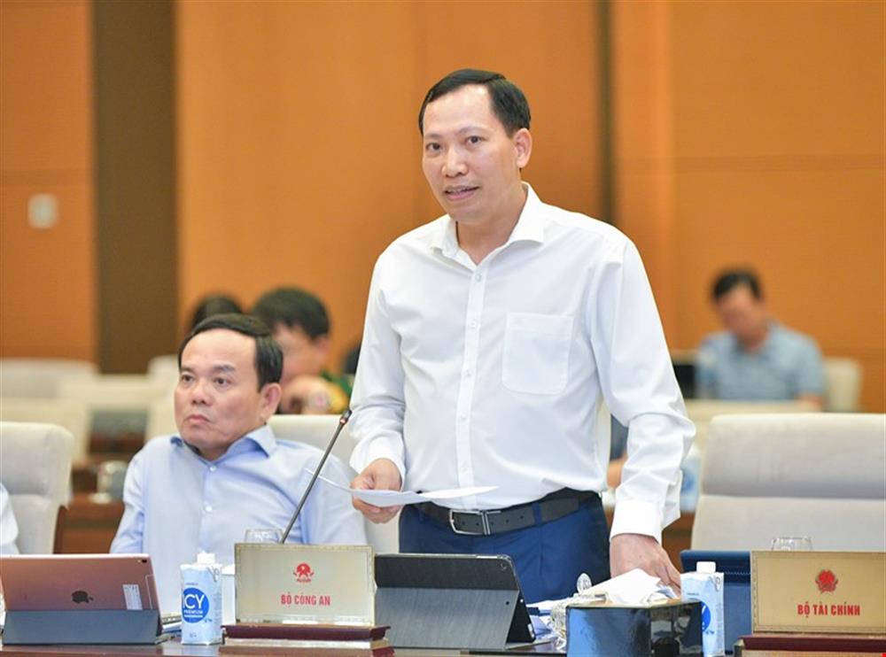 Thứ trưởng Bộ Công an Lê Văn Tuyến phát biểu tại phiên họp.