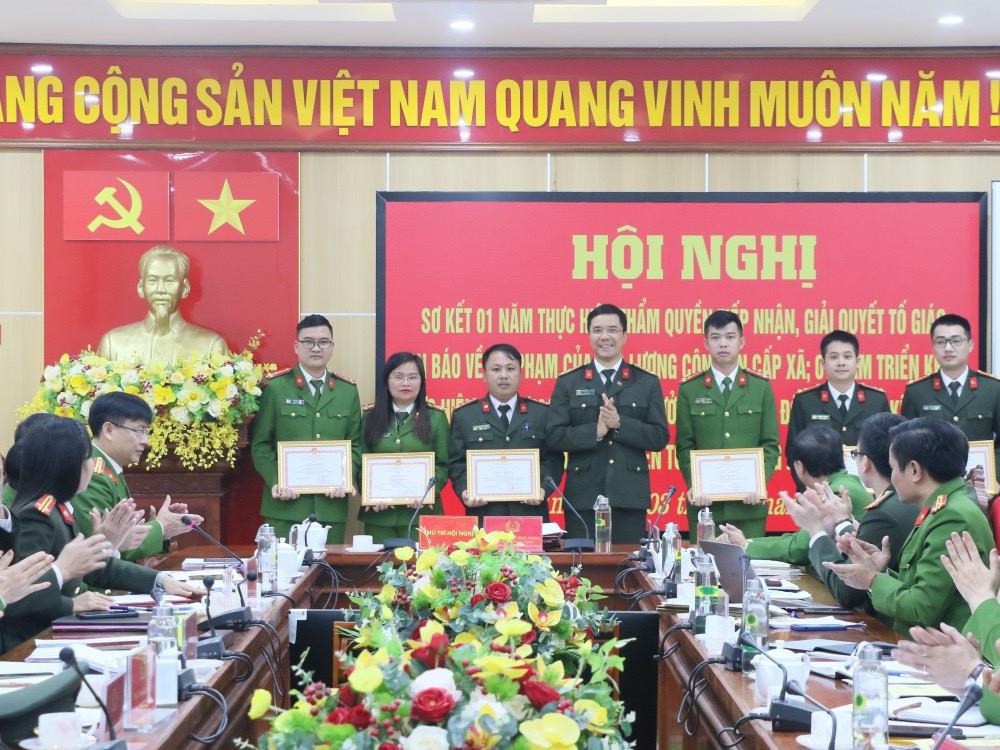 Trung tá Võ Thị Thanh Trà được Giám đốc Công an tỉnh khen thưởng trong đợt cao điểm "90 ngày đêm"