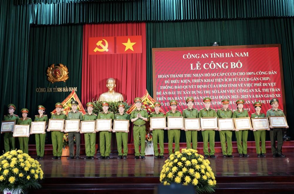 Thứ trưởng Nguyễn Duy Ngọc trao Bằng khen của Bộ Công an tặng 8 tập thể và 8 cá nhân có thành tích xuất sắc trong thực hiện Đề án 06 của Chính phủ.