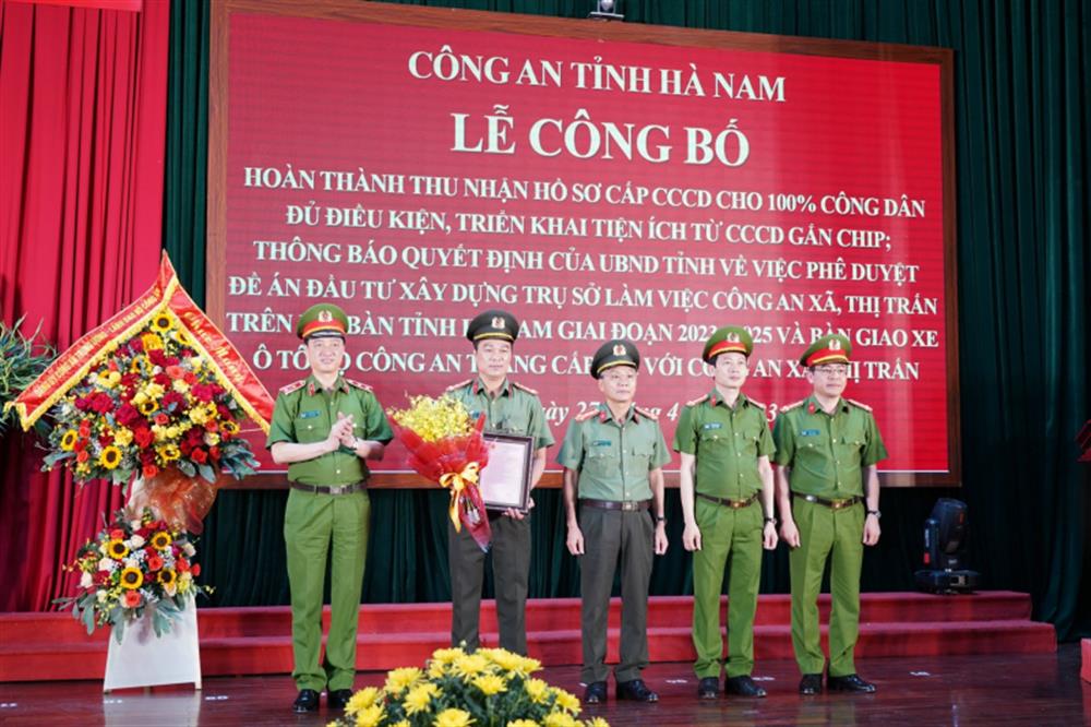 Thay mặt lãnh đạo Bộ Công an, Thứ trưởng Nguyễn Duy Ngọc trao Thư khen của Bộ trưởng Bộ Công an tặng Công an tỉnh Hà Nam - đơn vị dẫn đầu cả nước hoàn thành 100% chỉ tiêu cấp CCCD gắn chíp cho công dân.
