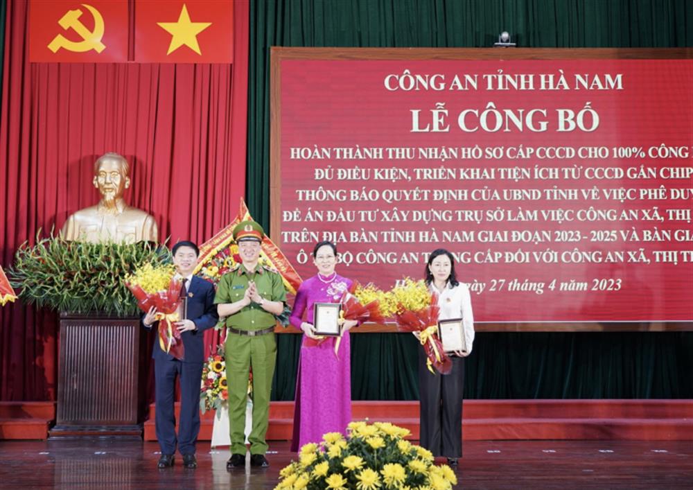 Thay mặt Bộ Công an, Thứ trưởng Nguyễn Duy Ngọc trao Kỷ niệm chương của Bộ Công an tặng các đồng chí trong Thường trực Tỉnh uỷ Hà Nam.