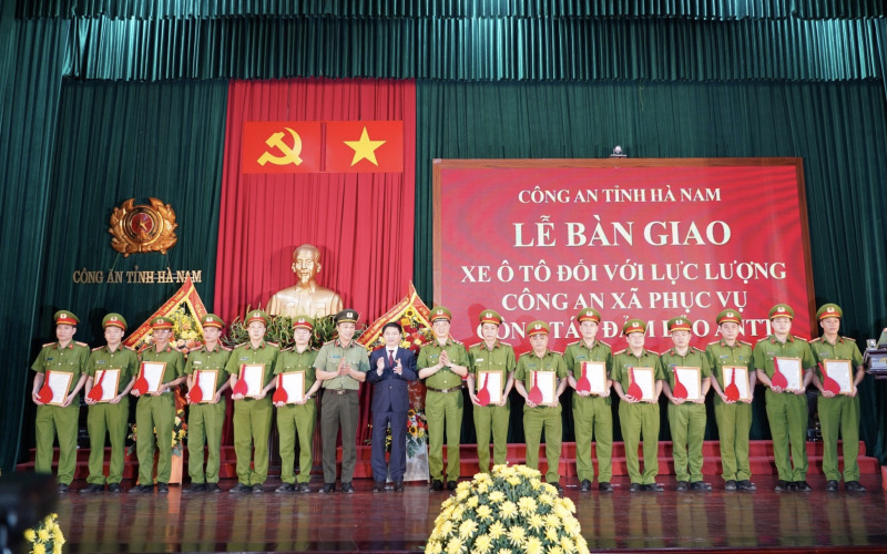 Đồng chí Trương Quốc Huy trao Bằng khen của UBND tỉnh Hà Nam tặng 6 tập thể, 12 cá nhân có thành tích xuất sắc trong thực hiện Đề án 06 của Chính phủ.