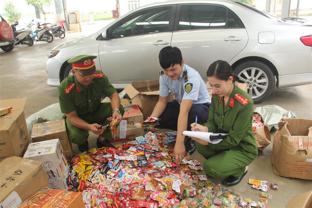 Lực lượng chức năng kiểm tra, thu giữ nhiều sản phẩm đồ ăn, thức uống không rõ nguồn gốc.