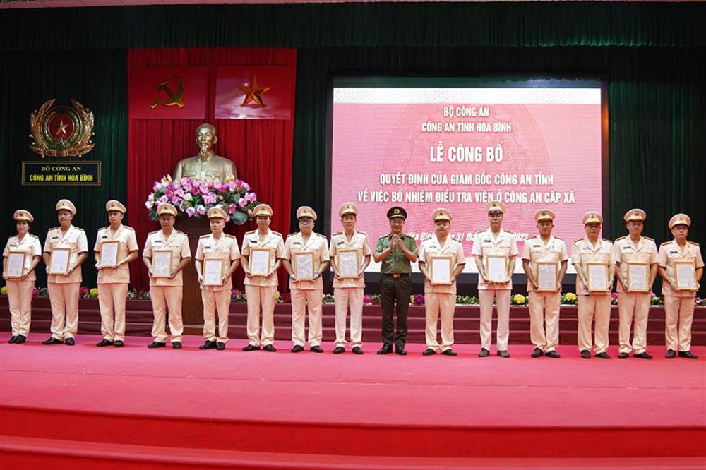 Đại tá Đỗ Thanh Bình, Giám đốc Công an tỉnh trao Quyết định bổ nhiệm điều tra viên cho các đồng chí Trưởng, Phó trưởng Công an cấp xã.