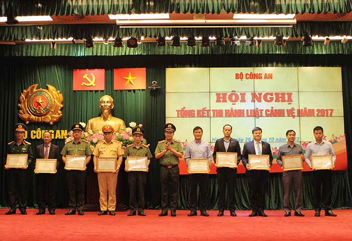 Thứ trưởng Lê Quốc Hùng trao Bằng khen của Bộ Công an tặng các tập thể đạt thành tích xuất sắc trong thi hành Luật Cảnh vệ năm 2017.